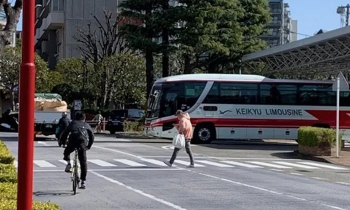 駅前の横断歩道を渡ります