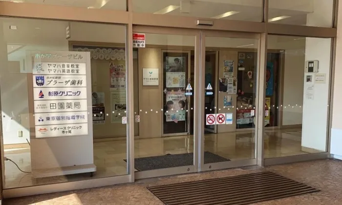 ビルの入り口です